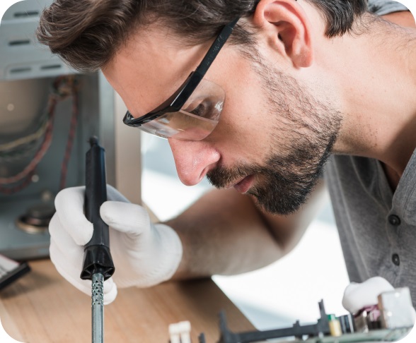 técnico de manutenção reparando placa de circuito eletrônico, PCB